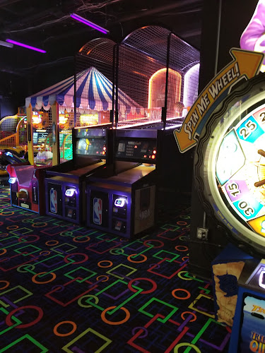 GLO Mini Golf |Arcade | Virtual Reality | Ice Cream Bar